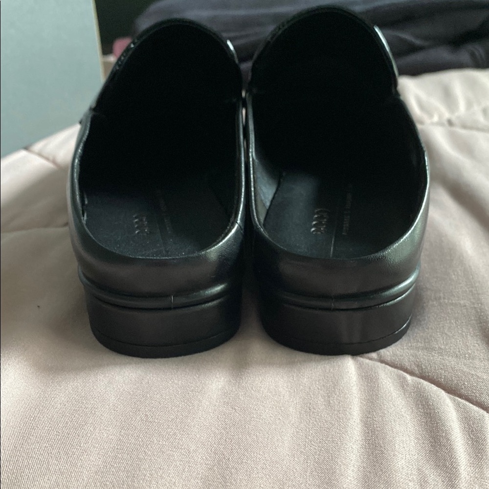 Ecco Black Flats with Textured Leather Finish - Picture 7 of 7